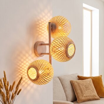 Boho vägglampa Basto med tre flätade bambuskärmar i kluster, ljusmönster på väggen