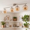Modern avlång taklampa Koyoto med fyra sfäriska amberfärgade glasskärmar på böjd skena