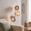 Klustervägglampa Gastor med tre glasskärmar i rökfärg, amber och klart glas, för soffan