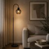 Brilliant golvlampa Ligari med böjd arm, droppformad rökfärgad glasskärm för läshörnan