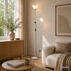 Brilliant Uplight-golvlampa Spari med sidriktad lässkärm, beige stomme och vit skärm